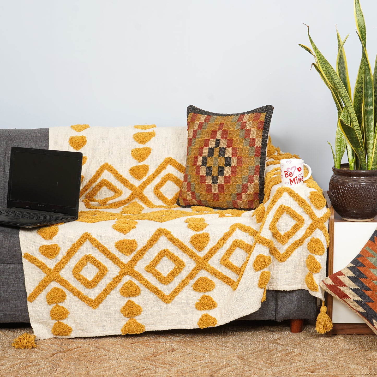 EMOLICA “Cozy, stylish, and hand-tufted – the perfect cotton throw for every season.”