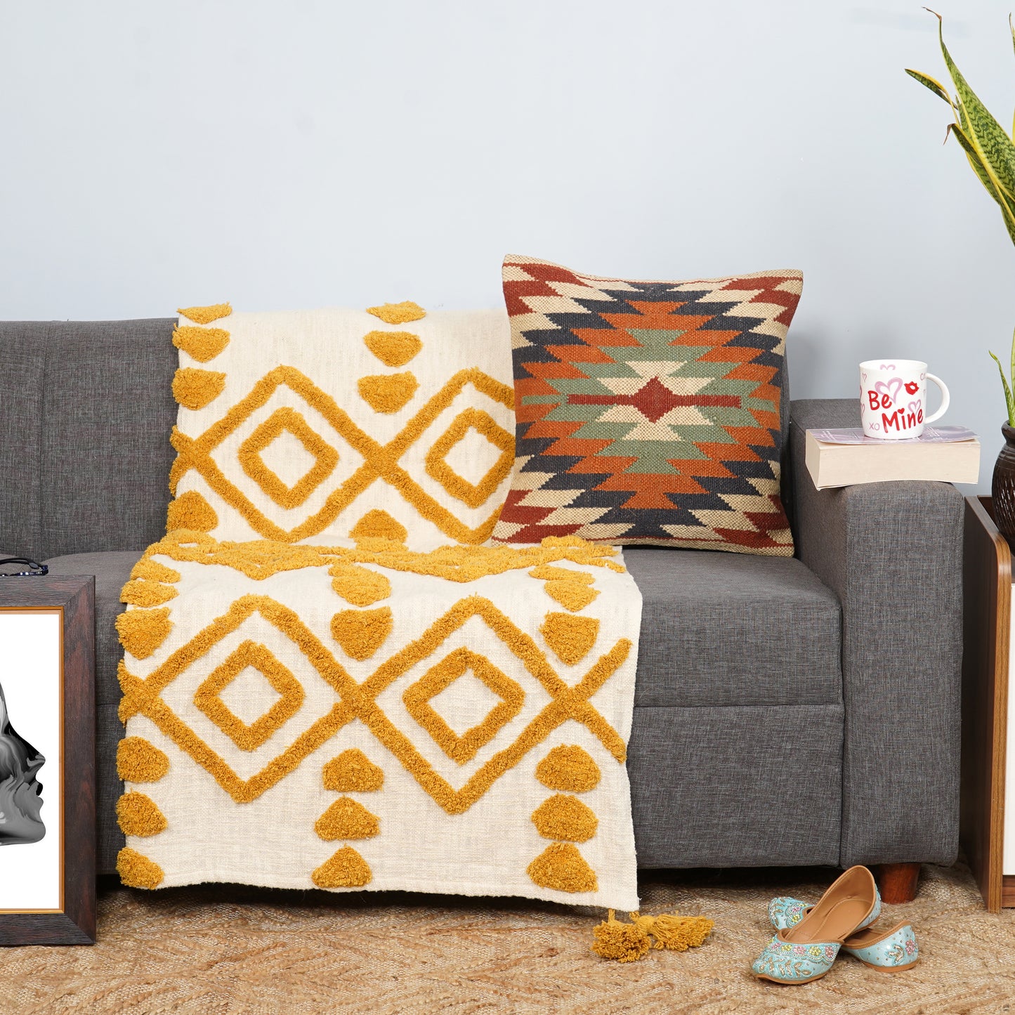 EMOLICA “Cozy, stylish, and hand-tufted – the perfect cotton throw for every season.”