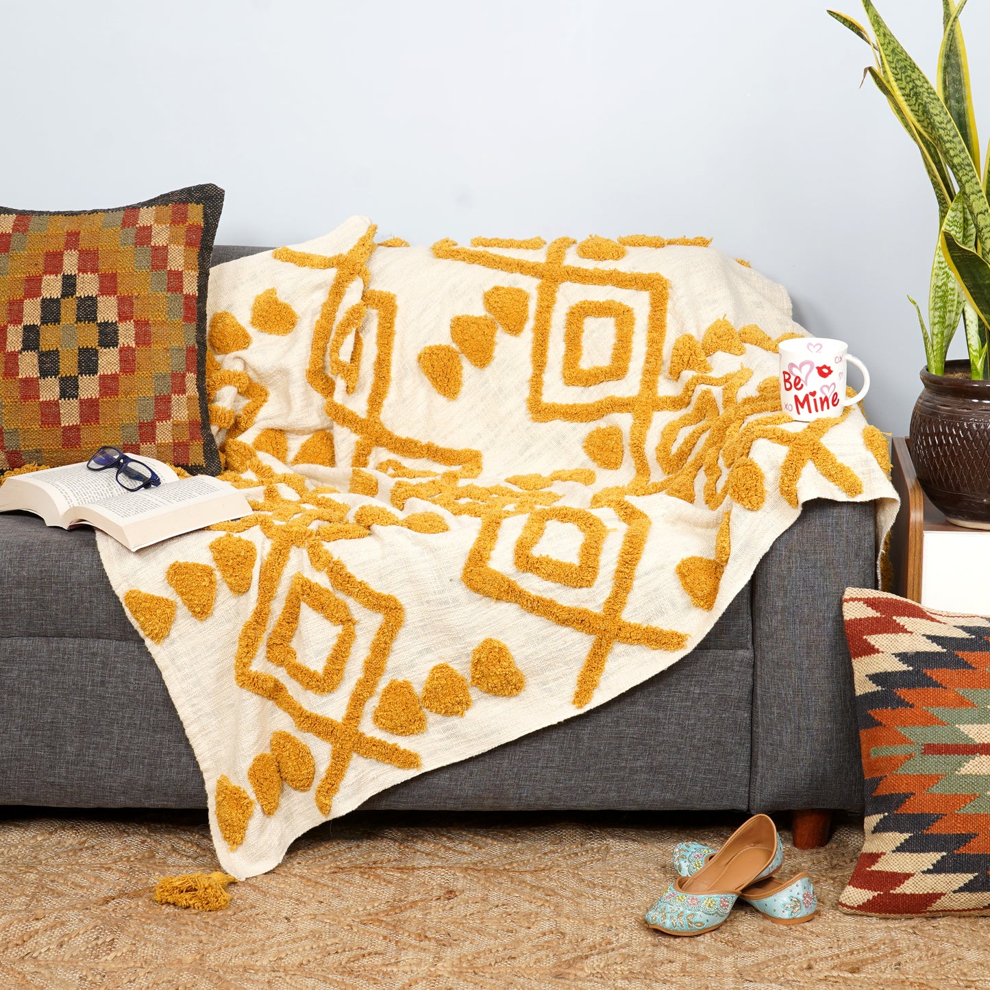 EMOLICA “Cozy, stylish, and hand-tufted – the perfect cotton throw for every season.”